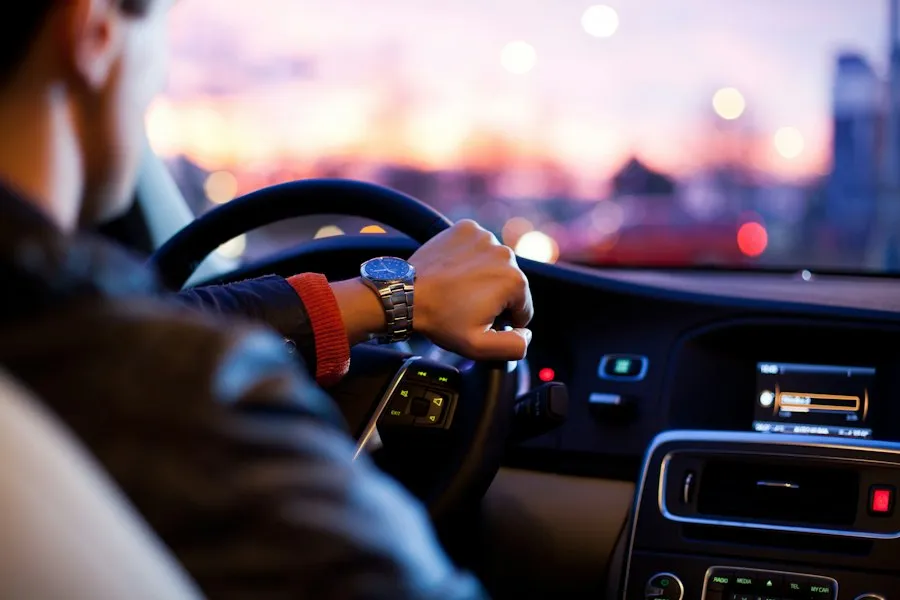 Chauffeur au volant au crépuscule