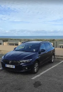 Fiat Tipo break bleu stationnée près du littoral