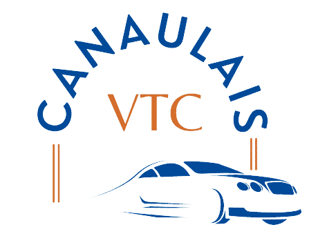 Conducteur à la montre de luxe au coucher du soleil Gros plan sur la main d'un conducteur portant une montre-bracelet argentée, tenant le volant au crépuscule avec des lumières de ville floues en arrière-plan.